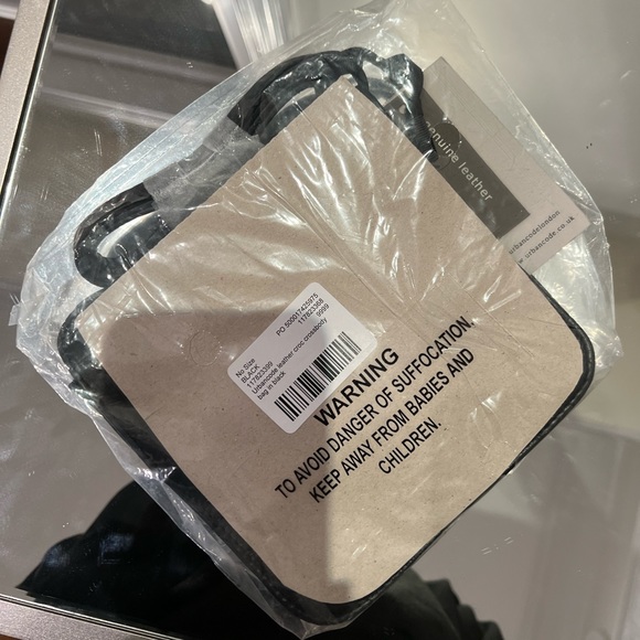 Urbancode leather croc crossbody bag in black - Picture 6 of 6